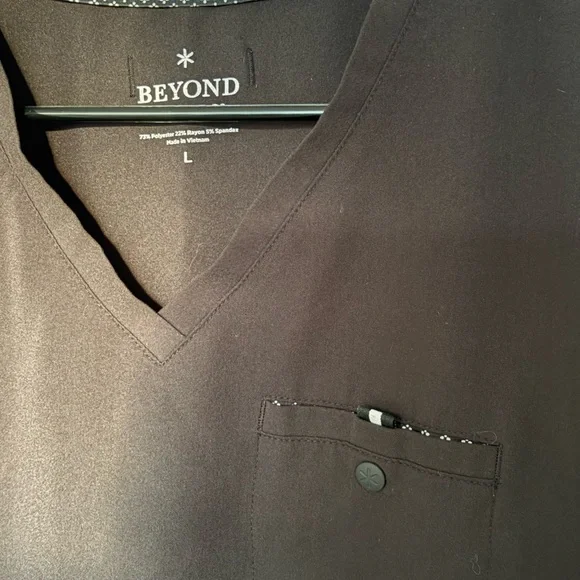 Beyond Scrubs Set - Women’s Black V-Neck Scrub Top Large and Drawstring Pant Med - Picture 3 of 12